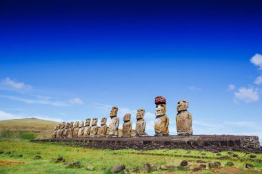 Moais heykeller Ahu Tongariki - Paskalya Adası en büyük ahu üzerinde. Şili