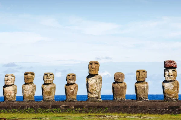 Moai Auf Ahu Tongariki Vor Blauem Himmel Auf Der Osterinsel — Stockfoto