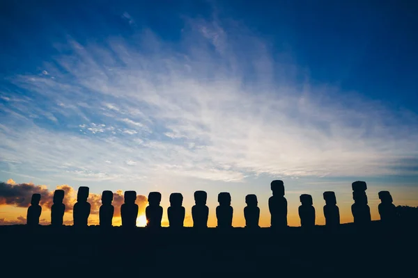 Δεκαπέντε Στέκεται Μοάι Στο Ahu Tongariki Εναντίον Δραματική Sunrise Ουρανό — Φωτογραφία Αρχείου