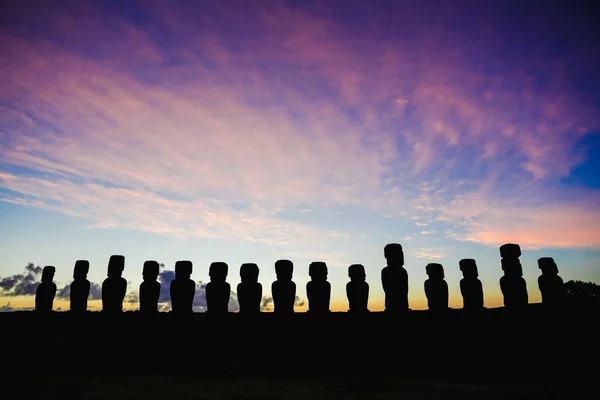 Fünfzehn Stehende Moai Auf Ahu Tongariki Vor Dramatischem Sonnenaufgangshimmel Auf — Stockfoto