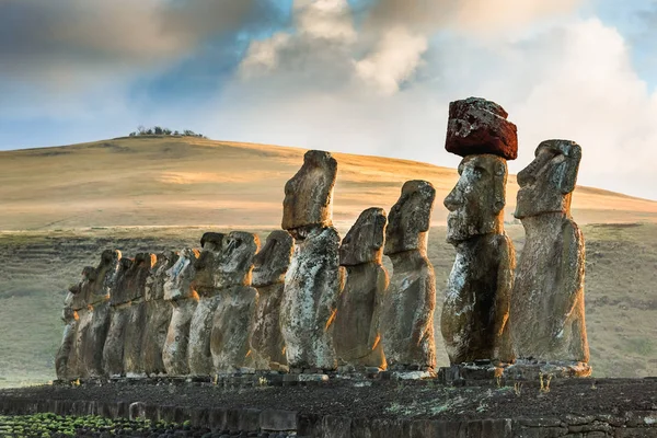 Moais Sochy Ahu Tongariki Největší Ahu Velikonočním Ostrově Chile — Stock fotografie