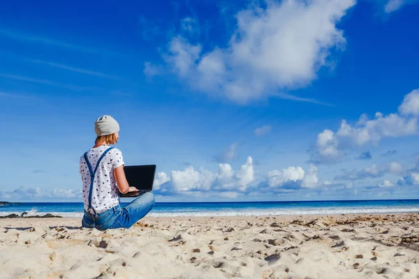 Jovem Hipster Mulher Trabalhando Laptop Praia — Fotografia de Stock