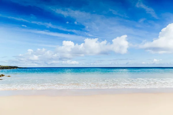 Scena Dei Sogni Bella Spiaggia Sabbia Bianca Mare Tropicale Vista — Foto Stock