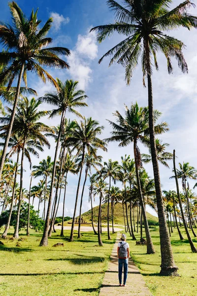 度假和旅游概念 快乐的时髦 Gitl Bitween 棕榈树 Anakena 复活节岛 — 图库照片