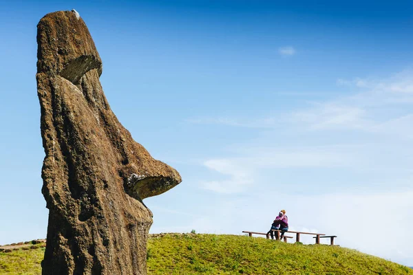 Ευτυχισμένο Ζευγάρι Στην Αγάπη Και Moai Αγάλματα Στο Ηφαίστειο Rano — Φωτογραφία Αρχείου