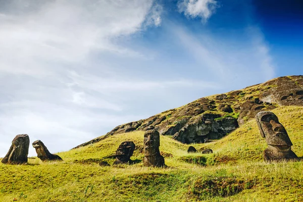 Moai Sochy Sopce Rano Raraku Velikonočním Ostrově Národní Park Rapa — Stock fotografie