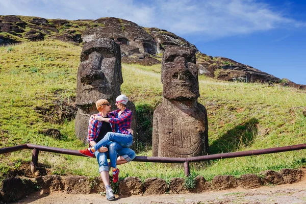 Kaukaski Młody Kochający Hipster Para Podróż Wyspie Easter Island Chile — Zdjęcie stockowe