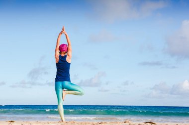 genç kadın kumsalda Yoga zen, sağlık ve huzurlu yaşam tarzı için uygulamak