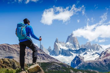 Etkin adam dağlarda hiking. Patagonia, Mount Fitz Roy