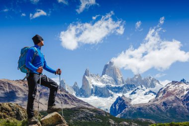Etkin adam dağlarda hiking. Patagonia, Mount Fitz Roy. Dağcılık sporu yaşam tarzı kavramı