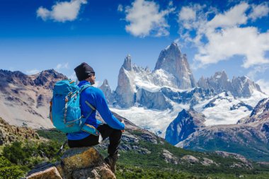 Aktif fiyatı Hiking, manzarayı, Patagonya dağ manzarası arıyorum. Fitz Roy, Arjantin. Dağcılık sporu yaşam tarzı kavramı