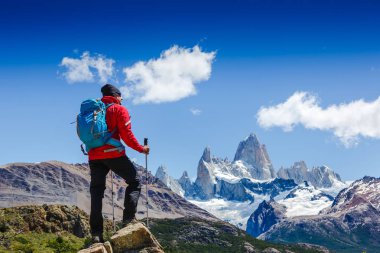 Etkin adam dağlarda hiking. Patagonia, Mount Fitz Roy. Dağcılık sporu yaşam tarzı kavramı