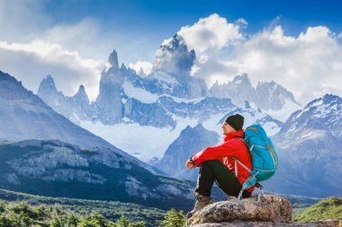 Patagonya dağ manzarası seyir, manzarayı etkin uzun yürüyüşe çıkan kimse. Fitz Roy, Arjantin. Dağcılık sporu yaşam tarzı kavramı