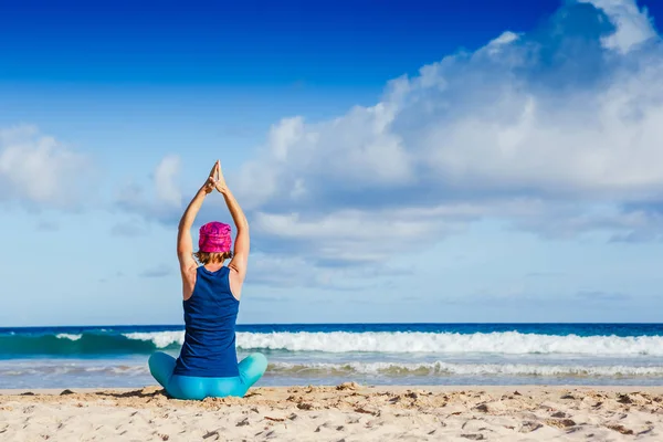 Mujer Joven Practicando Yoga Playa Para Zen Salud Estilo Vida — Foto de Stock