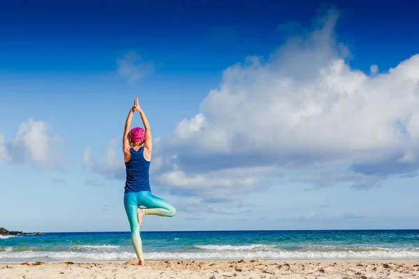 Young Woman Practicing Yoga Beach Zen Health Peaceful Lifestyle — Stock Photo, Image