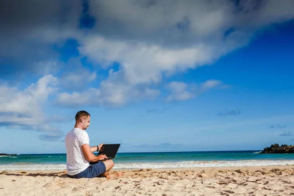 Молодий Чоловік Ноутбуком Працює Піщаному Пляжі — стокове фото