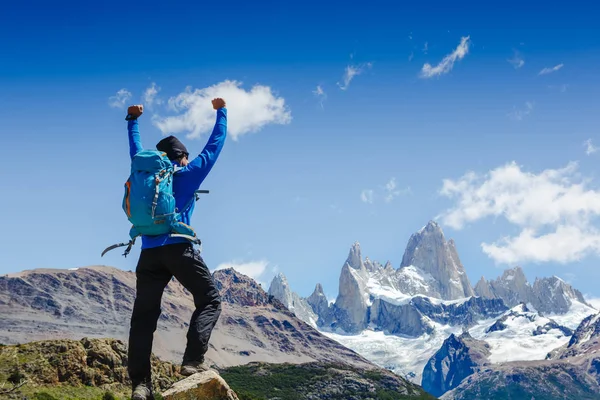 Hiker Celebrating Success Top Mountain Majestic Patagonia Mountain Landscape Fitz — Stock Photo, Image