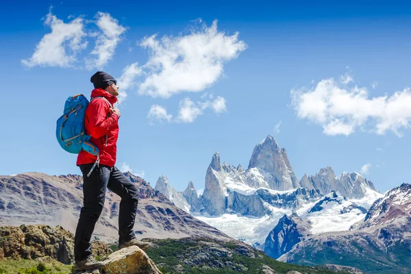 アクティブなハイカー ハイキング 景色を楽しみながら パタゴニアの山の風景を見ています フィッツ アルゼンチン 登山スポーツ ライフ スタイル コンセプト — ストック写真