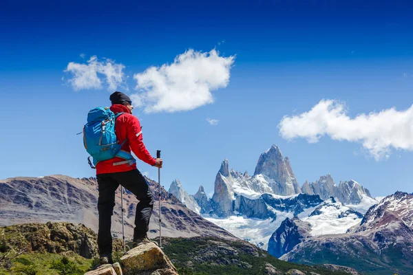 Active Man Hiking Mountains Patagonia Mount Fitz Roy Mountaineering Sport — Stock Photo, Image