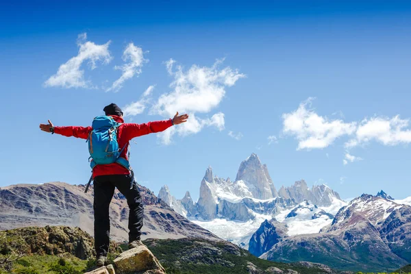 Actieve Wandelaar Wandelen Genieten Van Het Uitzicht Kijken Naar Patagonië — Stockfoto