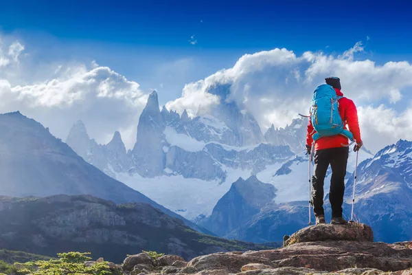 Caminhadas Ativas Para Caminhantes Desfrutando Vista Olhando Para Paisagem Montanha — Fotografia de Stock