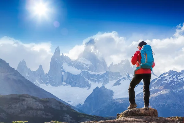 Active Turysta Turystyka Ciesząc Się Widokiem Ogląda Patagonii Góry Krajobraz — Zdjęcie stockowe