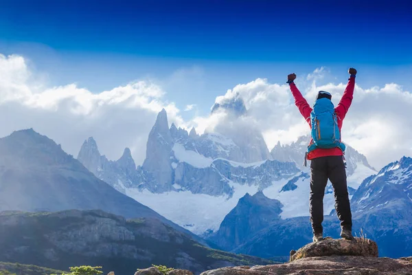 徒步旅行者庆祝成功的山顶上的一座雄伟的巴塔哥尼亚山脉景观 阿根廷 罗伊登山运动生活方式概念 — 图库照片