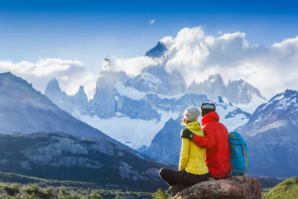 Pareja Viajeros Enamorados Disfrutando Vista Del Majestuoso Monte Fitz Roy — Foto de Stock