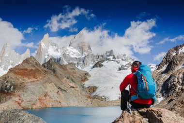 Aktif fiyatı Hiking, manzarayı, Patagonya dağ manzarası arıyorum. Dağcılık sporu yaşam tarzı kavramı