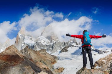 Aktif fiyatı Hiking, manzarayı, Patagonya dağ manzarası arıyorum. Dağcılık sporu yaşam tarzı kavramı