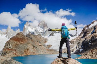 Macera seyahat Fitz Roy dağ, Patagonia, Arjantin görünümünü tadını çıkarın. Dağcılık Sporu yaşam tarzı kavramı