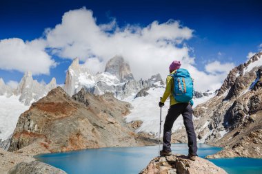 Macera seyahat Fitz Roy dağ, Patagonia, Arjantin görünümünü tadını çıkarın. Dağcılık Sporu yaşam tarzı kavramı