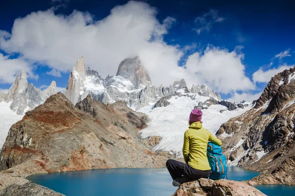 探险旅行者欣赏阿根廷巴塔哥尼亚罗伊山的美景 登山运动生活方式概念 — 图库照片