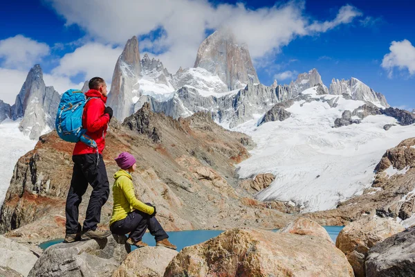Actieve Wandelaars Wandelen Genieten Van Het Uitzicht Van Beroemde Patagonië — Stockfoto