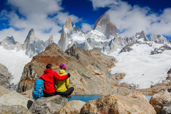 积极的徒步旅行者徒步旅行 享受着著名的巴塔哥尼亚的景色装入菲茨罗伊山 阿根廷 — 图库照片