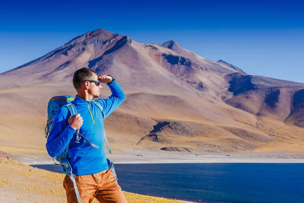 Wanderer Bei Einer Wanderung Mit Wunderschöner Vulkanlandschaft — Stockfoto