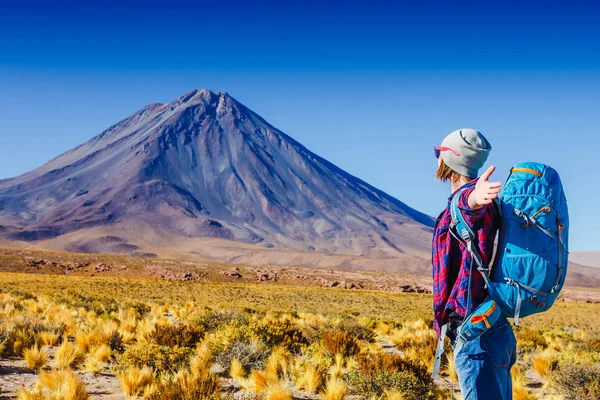 Szczęśliwa Kobieta Pieszych Podczas Trek Wycieczce Wulkan — Zdjęcie stockowe