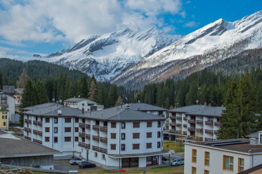 İsviçre, Graubunden kantonunda St. Bernardino hatipliği..