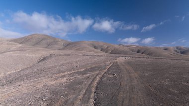 Berrak Gökyüzü Uzağı Altındaki Volkanik Tepelerden Çöl İzi