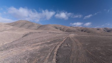 Berrak Gökyüzü Uzağı Altındaki Volkanik Tepelerden Çöl İzi