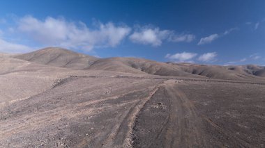 Berrak Gökyüzü Uzağı Altındaki Volkanik Tepelerden Çöl İzi