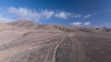 Berrak Gökyüzü Uzağı Altındaki Volkanik Tepelerden Çöl İzi