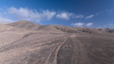 Berrak Gökyüzü Uzağı Altındaki Volkanik Tepelerden Çöl İzi
