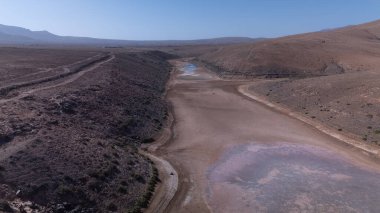 Arid Dağlık Arazide Çöl Rezervuarı ve Baraj Yapısı Hava Görünümü