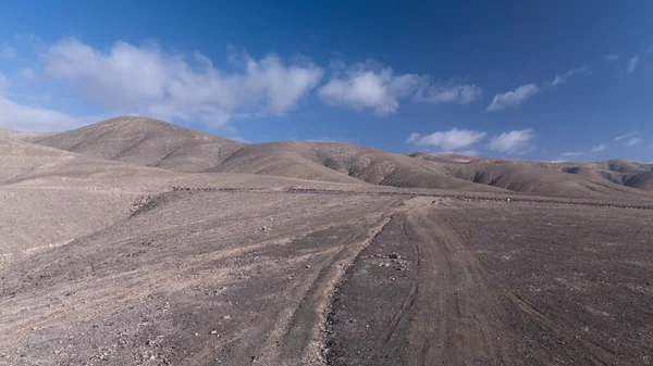 Berrak Gökyüzü Uzağı Altındaki Volkanik Tepelerden Çöl İzi
