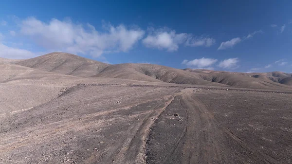 Berrak Gökyüzü Uzağı Altındaki Volkanik Tepelerden Çöl İzi
