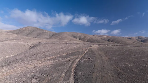 Berrak Gökyüzü Uzağı Altındaki Volkanik Tepelerden Çöl İzi