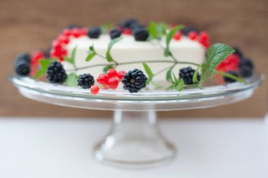 Böğürtlenli ve naneli cheesecake.