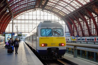 Antwerp, Belçika - Anno 2018: Tren Platformu güzel, tarihi ve anıtsal Antwerp İstasyonu Tren içinde yolcu bekliyor. Antwerp Merkez kez dünyanın en güzel tren istasyonları biri olarak kabul edilir.