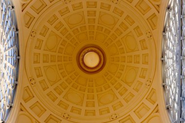 Antwerp, Belçika - Anno 2018: Giriş salonu Antwerp Merkez Tren Garı Antwerp, Belçika, gördün mü--dan içinde doğrudan altında olarak güzel klasik tavanda